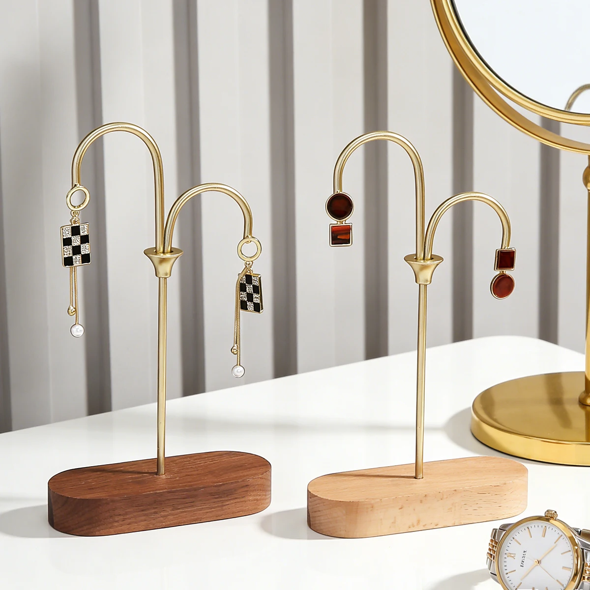 

Набор из 1 предмета: элегантная подставка для подвесных сережек из цельного дерева с металлическим основанием, для демонстрации и хранения ювелирных изделий, для витрин, специальная.