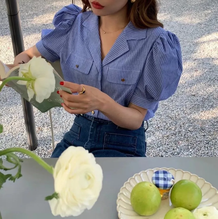 قميص نسائي صيفي أنيق وبسيط بأكمام فقاعية مخططة، بأسلوب عملي وكاجوال، بأكمام قصيرة وطول عادي