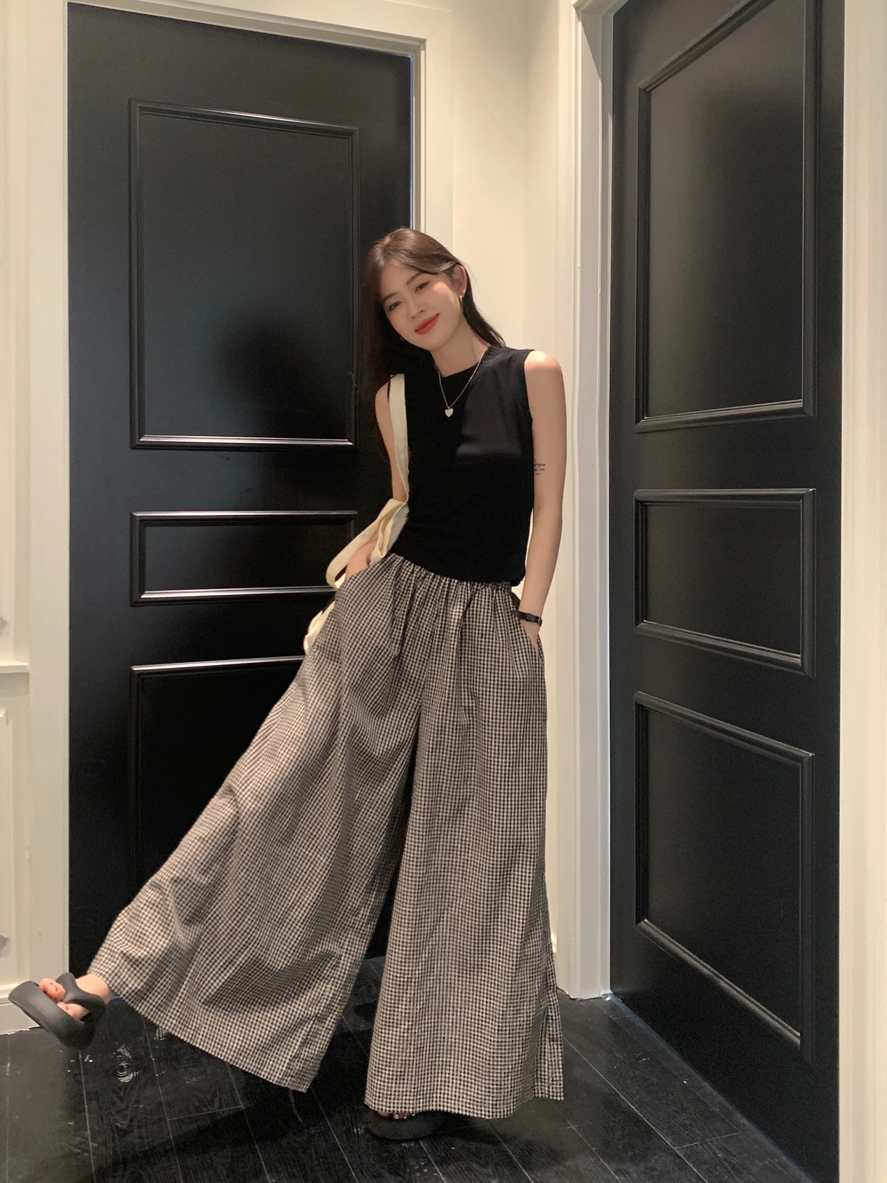 

Laid-back Style Women's Checkered Loose Summer Outfit Two-Piece Set Black Strap Vest And High Waist Long Pants Casual Ensemble