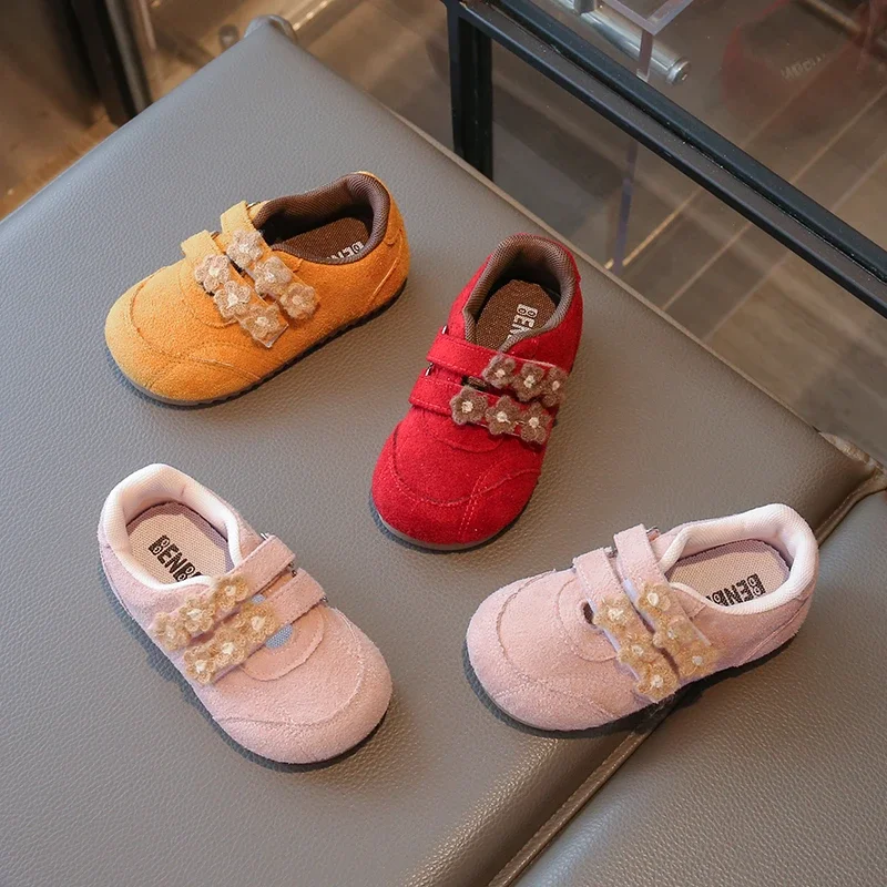

Весенне-осенняя новая модная повседневная обувь для маленьких девочек, 2025 г., детские туфли принцессы на плоской подошве с милым цветком, детская школьная обувь с мягкой подошвой