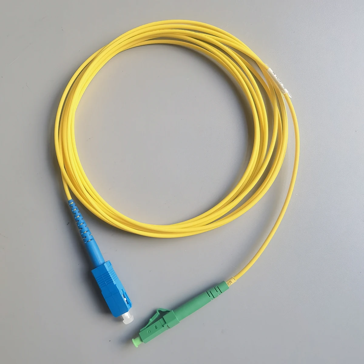 

Fibra Optica LC/APC-SC/UPC 3M Diameter 2.0mm FTTH G657A1 LSZH Simplex Mode Optical Fiber Connector Fiber Optic Internet Cable