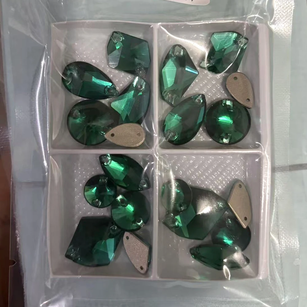 Smaragdfarbene Strasssteine in verschiedenen Formen zum Nähen, grüne Flachsteine, DIY-Zubehör, Kristalle, Bastelzubehör, Diamanten für Taschen. – Detail 1