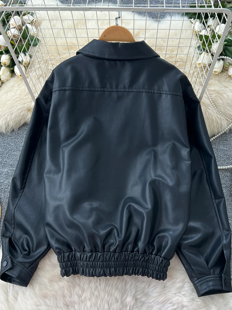 เสื้อแจ็คเก็ตหนัง PU สไตล์อเมริกันย้อนยุคสำหรับผู้หญิง ทรงหลวม ช่วยพรางหุ่น สวมใส่สบาย ปกเสื้อพับได้ แฟชั่นเสื้อนอกสุดฮิตสำหรับฤดูใบไม้ร่วง
