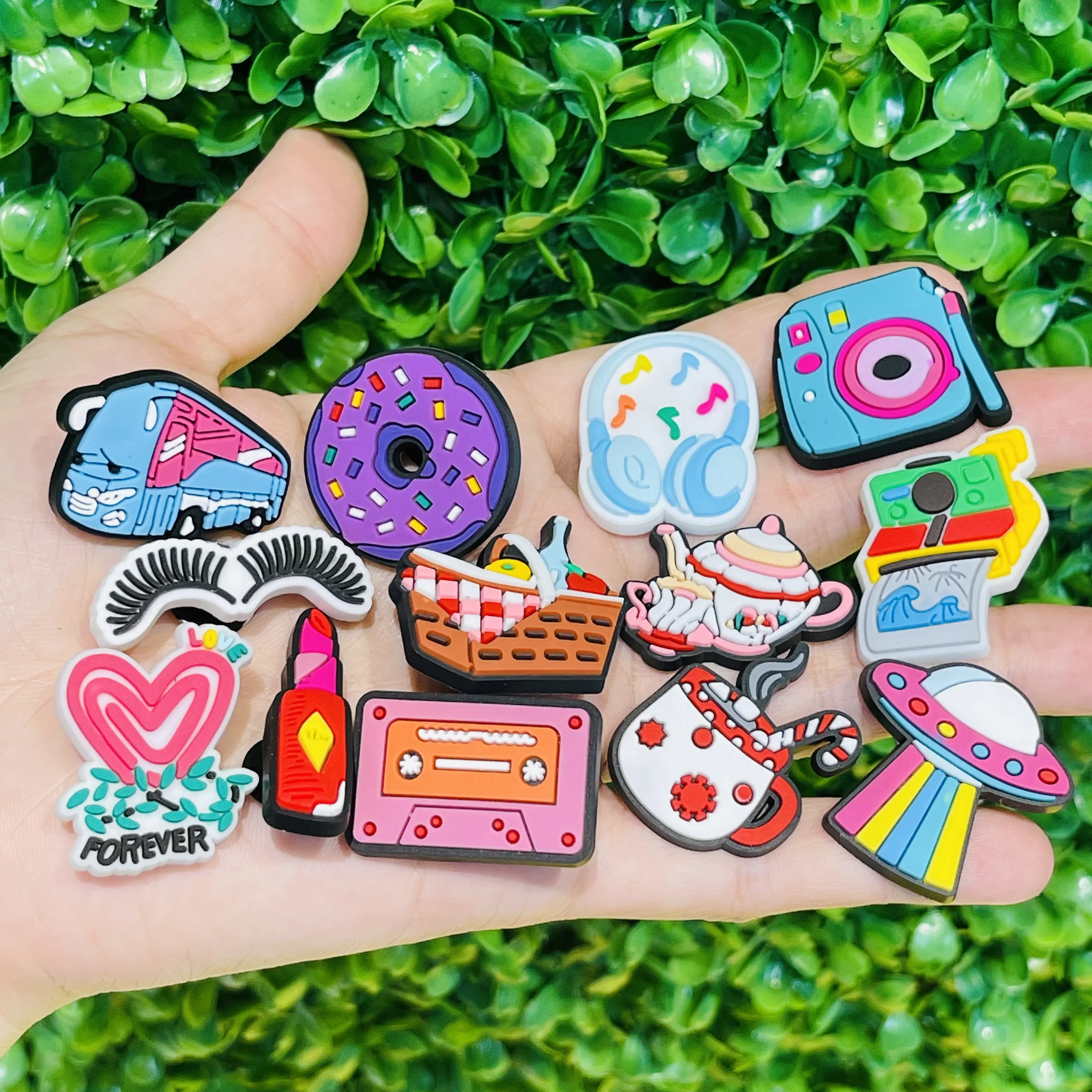 1-13 Stuks Ufo Picknick Lippenstift Wimper Donut Camera Bus Liefde Voor Altijd Pvc Schoen Bedels Voor Klompen Tuinschoenen Knoop Decoraties