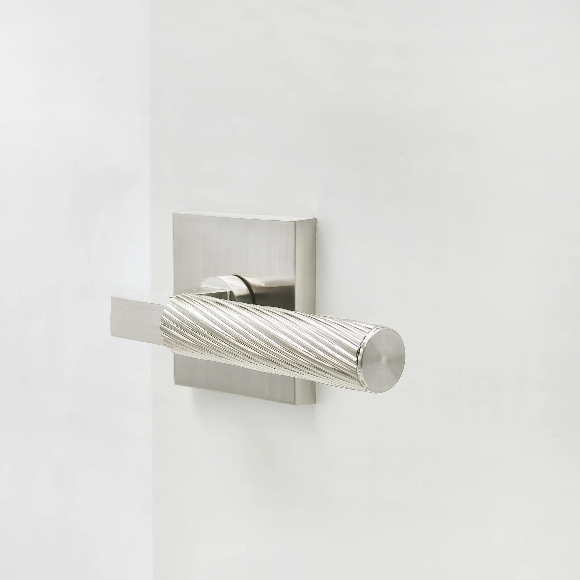 

Modern Luxury Satin Nickel Zinc Alloy Oblique Knurled Privacy Door Lever Handle for Window & Door Handles