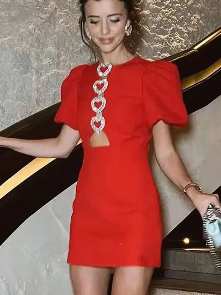 HH 2024 Mini abito elegante femminile con maniche a sbuffo Hollow Solid Red Chic Slim Heart Decorazione in metallo O Collo Abito da festa