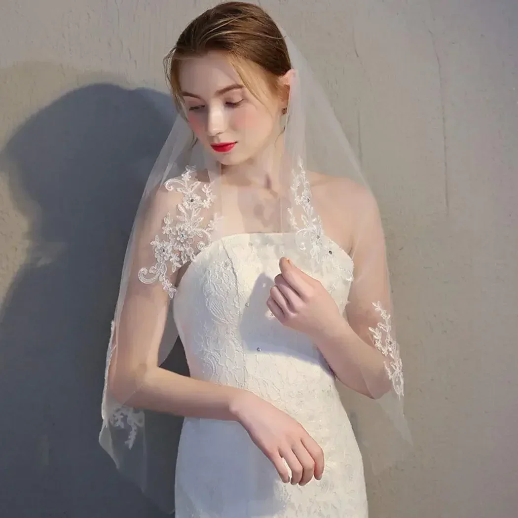 

Хрустальная свадебная фата для невесты, кружевная фата с аппликацией, одноуровневая короткая фата длиной до бедра, мягкие тюлевые аксессуары для волос для женщин