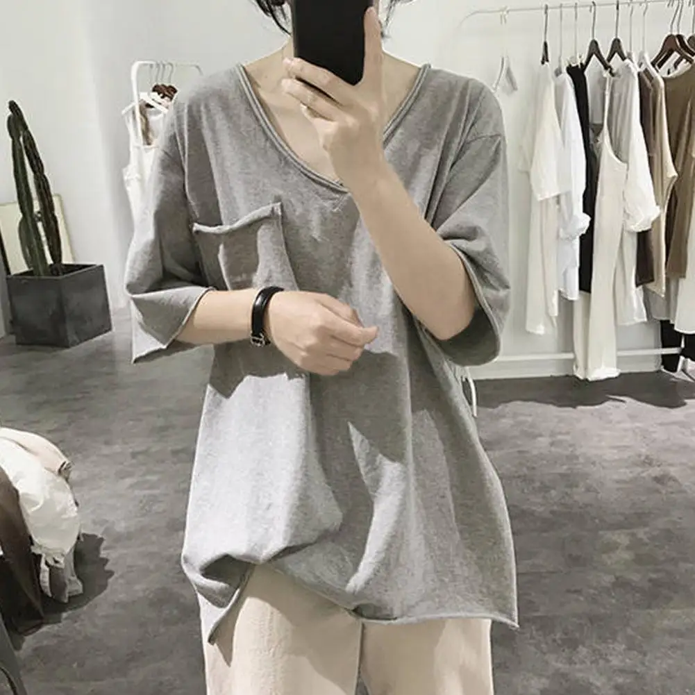 

Женская футболка с коротким рукавом, V-образным вырезом и накладным карманом