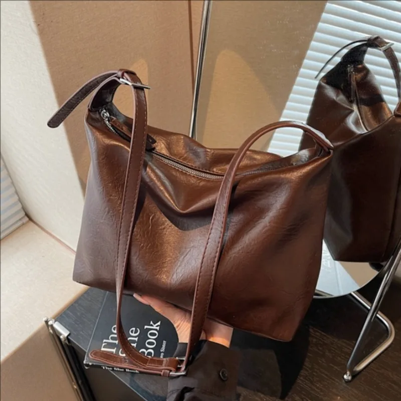 

2025 Новая большая сумка для женщин, роскошная дизайнерская большая вместительная мягкая сумка через плечо, винтажная повседневная модная сумка для поездок на работу