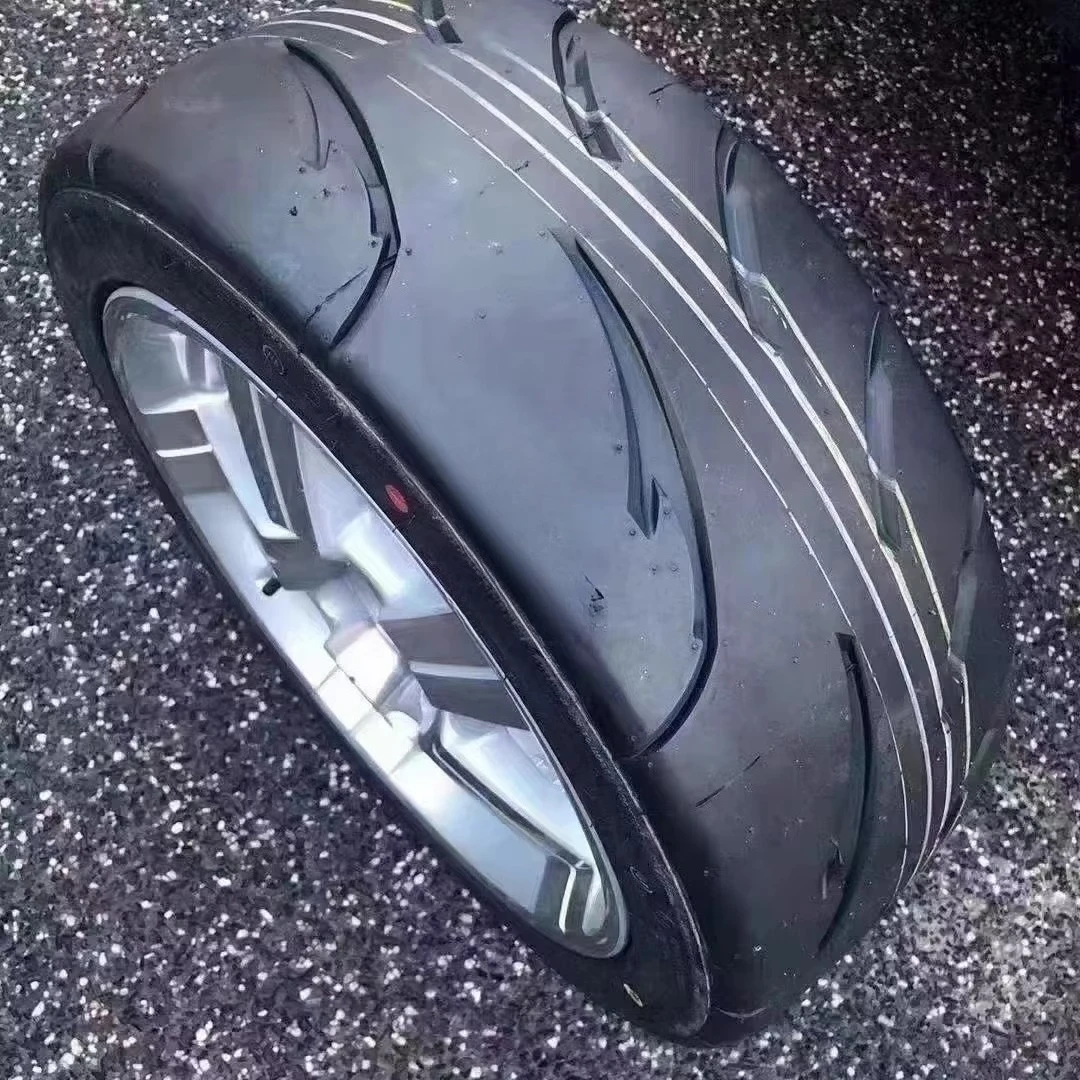High-quality Automobile Tires: 245/40ZR18 97Y. These Tires Are for Racing Wheels and Are Smooth with No Inner Tubes.