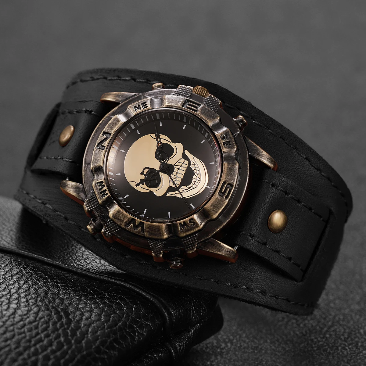 Montre vintage pour homme avec cadran large, bracelet en cuir brun foncé, lunette avec boussole, style punk, mouvement à quartz