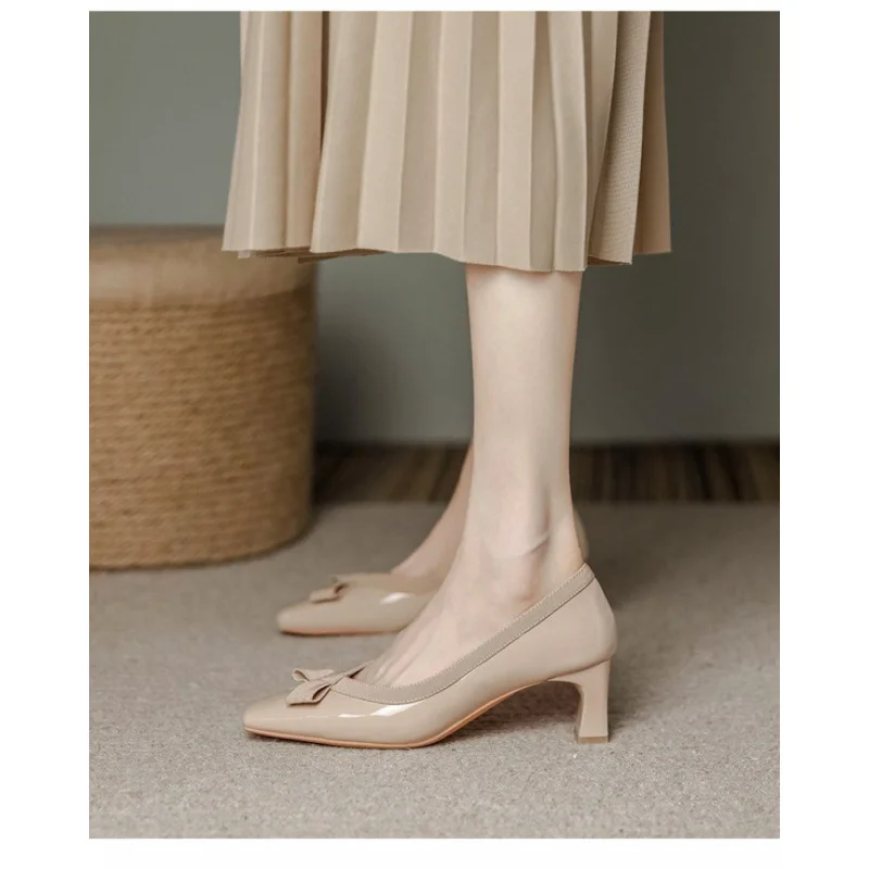 

Новые блестящие кожаные туфли на блочном каблуке с бантом, цвета нюд и черный