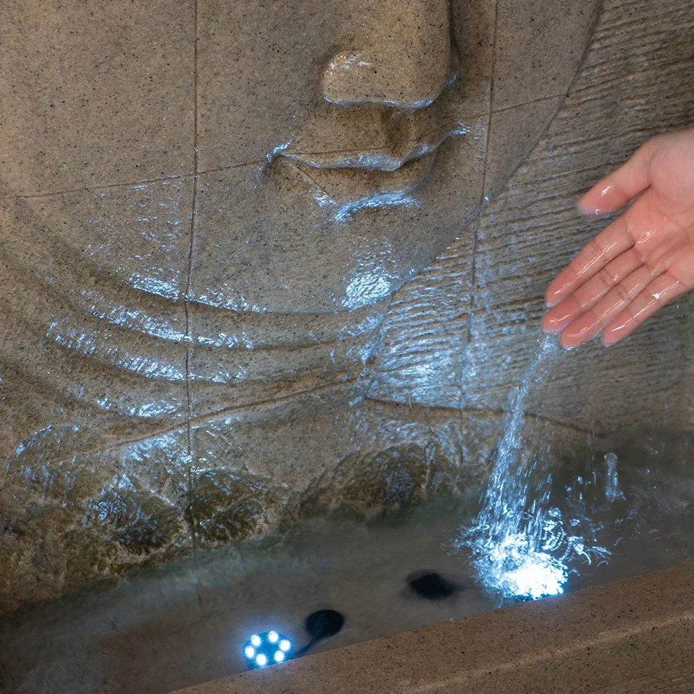 Grande statua di Buddha Fontana d'acqua Fontana da pavimento a cascata in pietra arenaria con illuminazione Decorazione spirituale per interni ed esterni per giardino