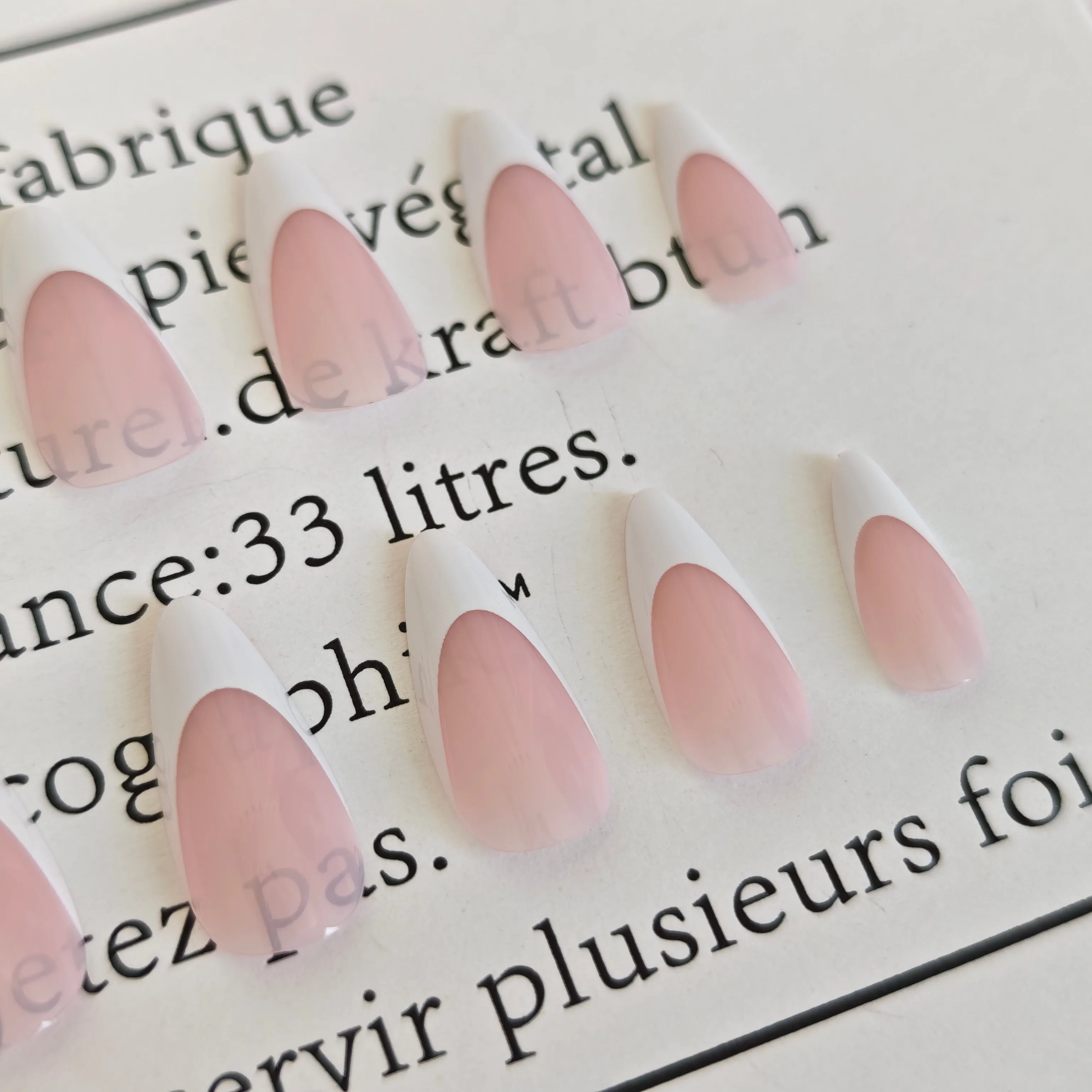 24-teilige Aurora French Nails, minimalistische, farbverschiebende Press-On-Spitzen, mittelkurze Mandel- und Mischgrößen