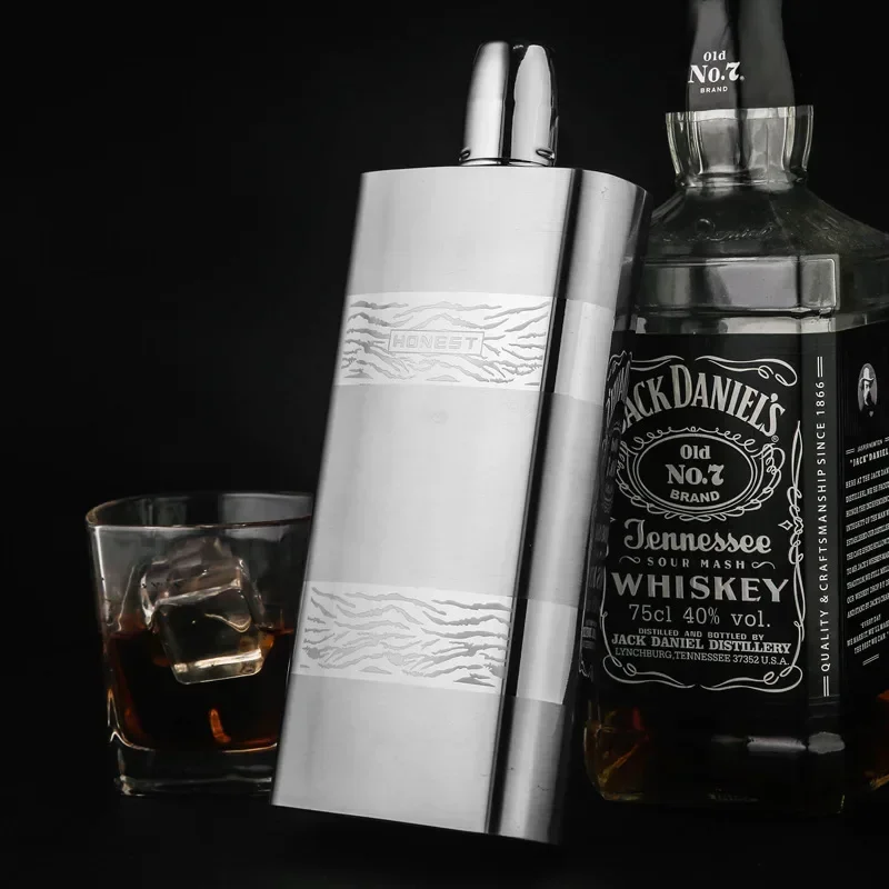 High-capacity Stainless Hip Flask with 4Cups，Outdoor 17OZ Whisky Flask Set With Beautiful Patterns Suitable As Gift for Men