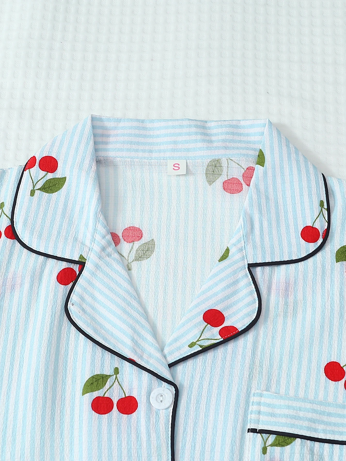 Two-Piece Comfortable Striped Heart-Pattern Lapel Button-Down Short-Sleeve Top with Pockets and Bow-Knot Shorts Spring/Summer Women's Pajamas Loungewear Set Suitable for Home Use