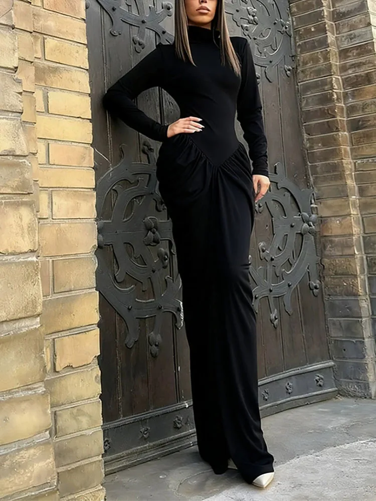 ملابس نسائية جديدة لخريف وشتاء 2025 بمزاجية عصرية بقصة ضيقة وحقيبة مطوية وأرداف بلون سادة وأكمام طويلة