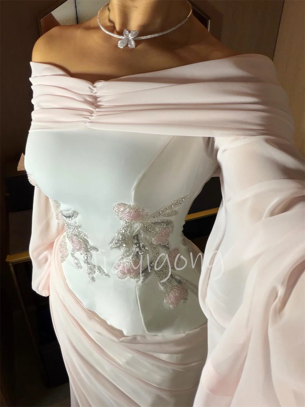 Maßgeschneiderte, schlichte, schulterfreie, lange, maßgeschneiderte Partykleider aus Chiffon mit Pailletten und Falten in Pastellfarben