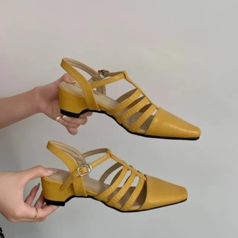 Sandalias Romanas de Cuero Suave Transpirable con Tacón de Cuña y Punta Cuadrada, Diseño Hueco en la Parte Trasera, Novedad Primavera-Verano 2026