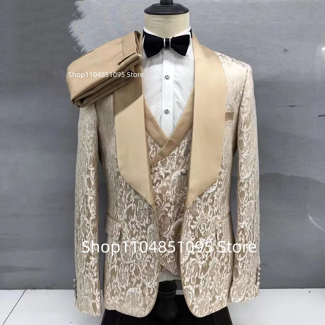 

Мужские костюмы для выпускного вечера и свадьбы цвета шампань, жаккардовые с цветочным узором, приталенные, 3 предмета: пиджак, жилет, брюки.