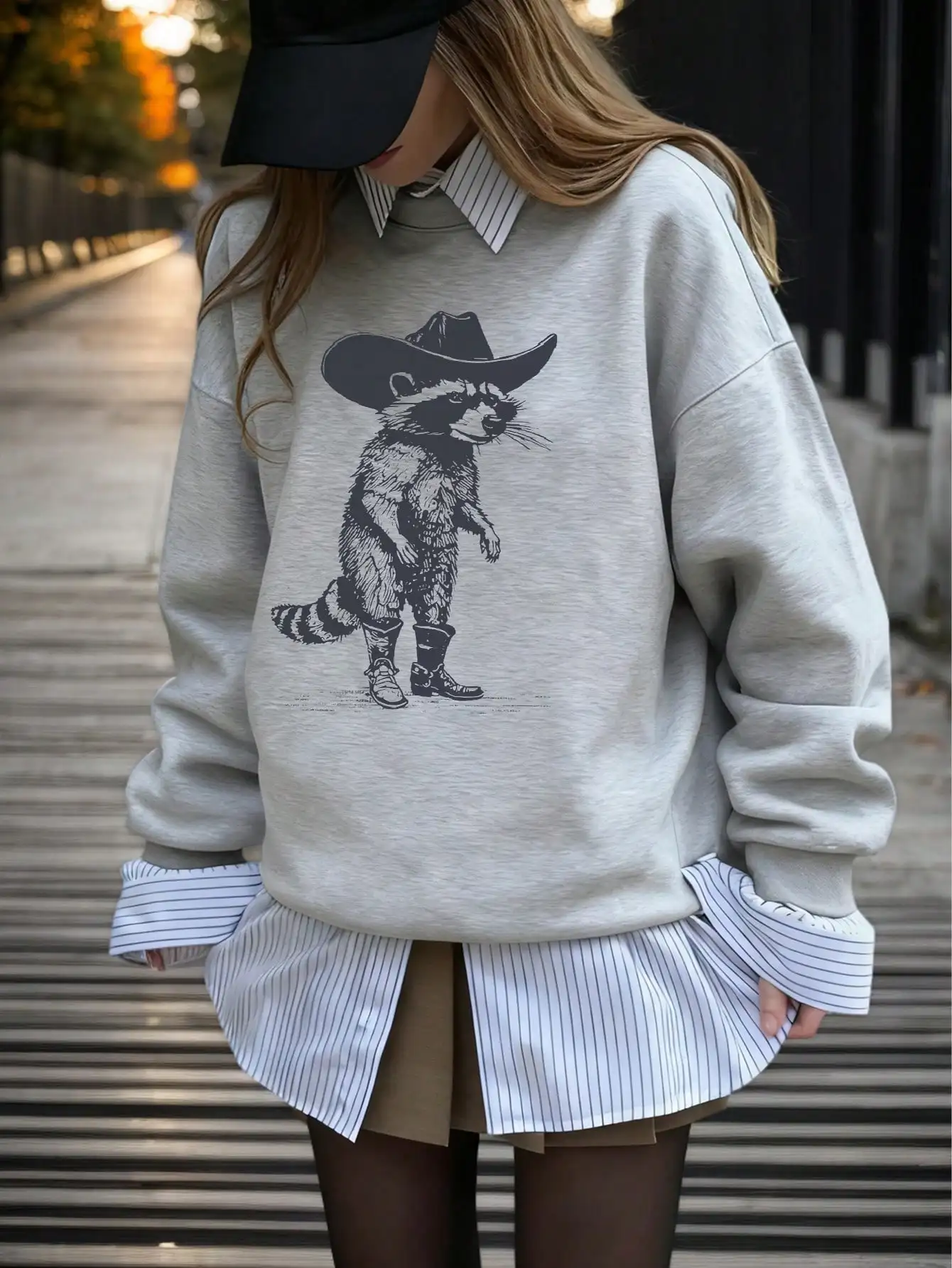 

Женская серая толстовка с рисунком енота в ковбойском стиле, свободный повседневный пуловер на осень-зиму