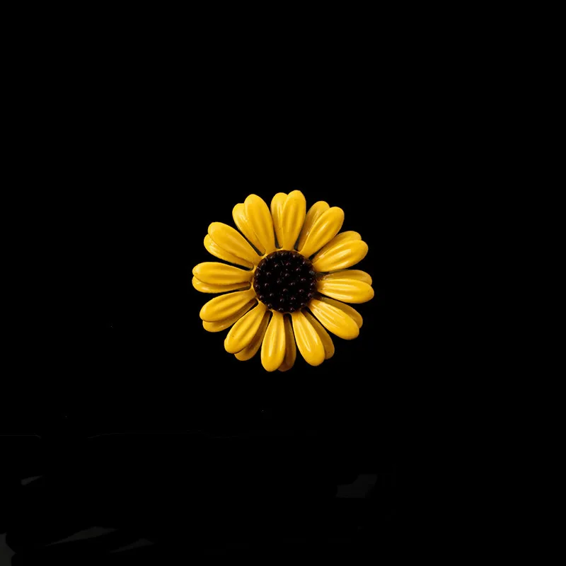 Cartoon Japanese Anime Style Daisy Brooch Exquisite Fashionable Gift Badge Commuter Party Pin for DIY Clothing Bags Accessories