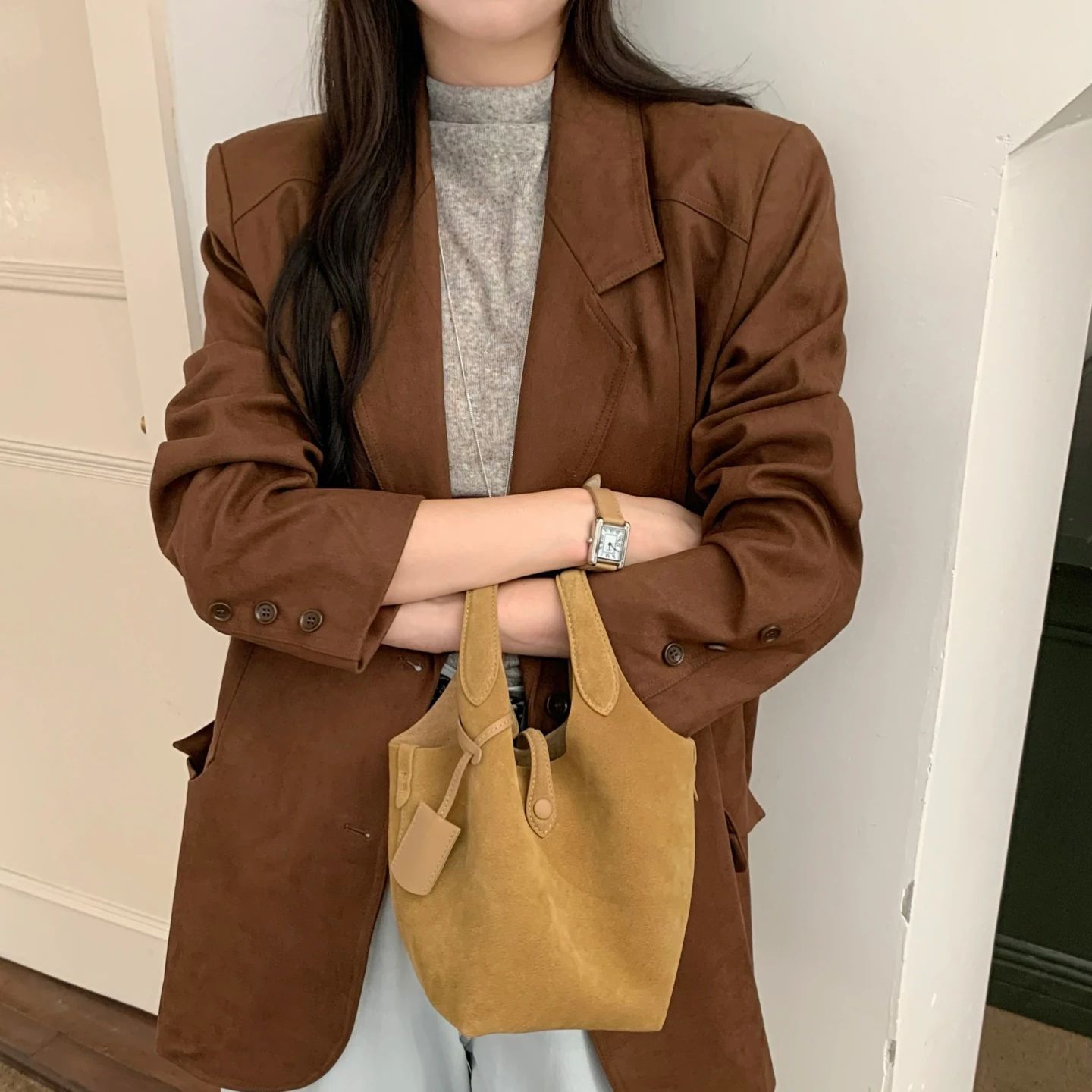 

Замшевая сумка Mendy Женская сумка Маленькая большая сумка Сумка на плечо Дизайнерская роскошная сумка Женские сумки Trend 2025 Сумка-ведро Сумка на ремне