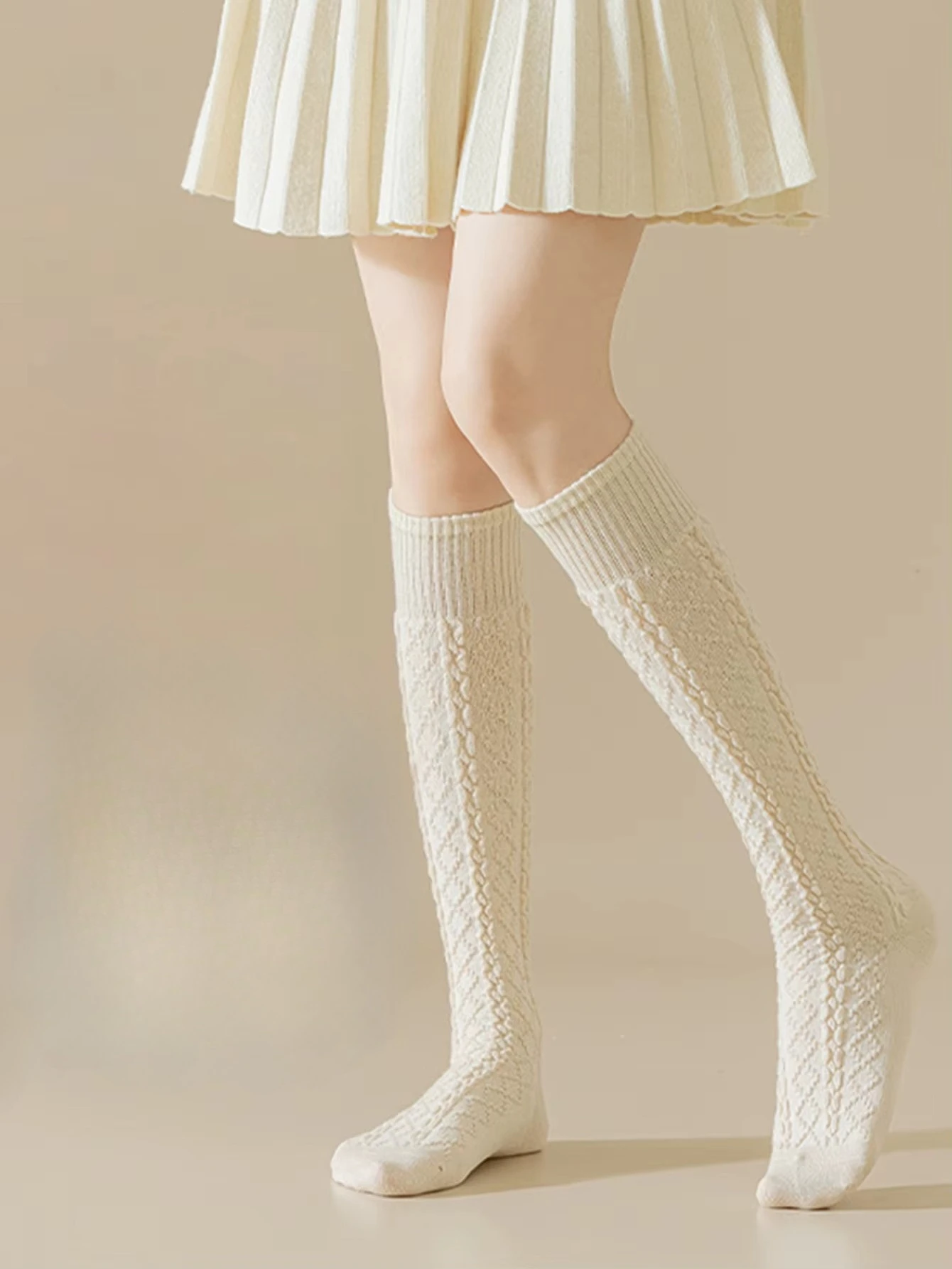 Calcetines hasta la rodilla de punto trenzado color crema con parte superior de canalé vertical y patrón texturizado, calcetines de algodón hasta media pantorrilla para mujer, estilo preppy japonés
