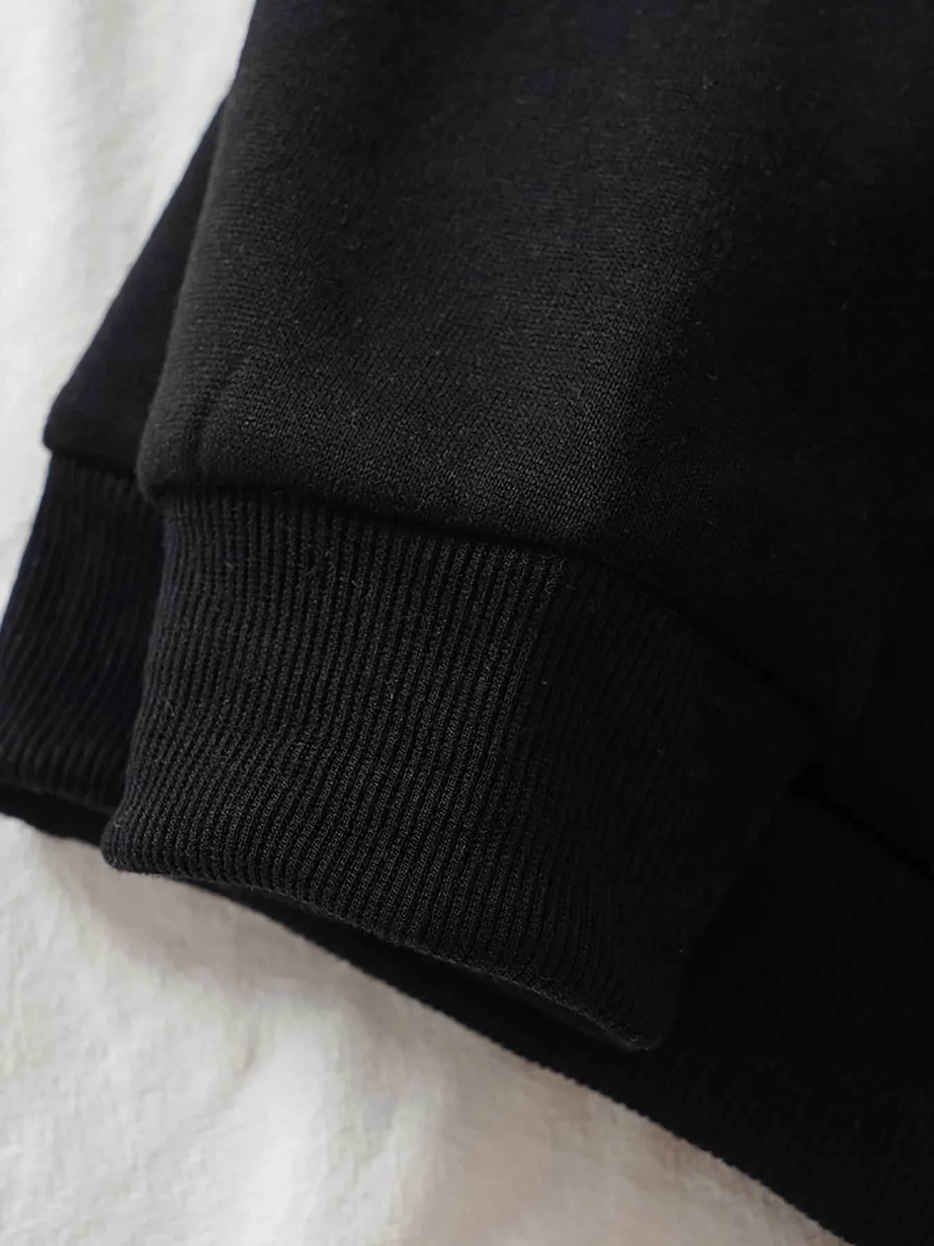 Nowa jesienno-zimowa damska bluza z kapturem w czarno-białym stylu, seksowna, z wycięciami, wyszczupla i podkreśla plecy.