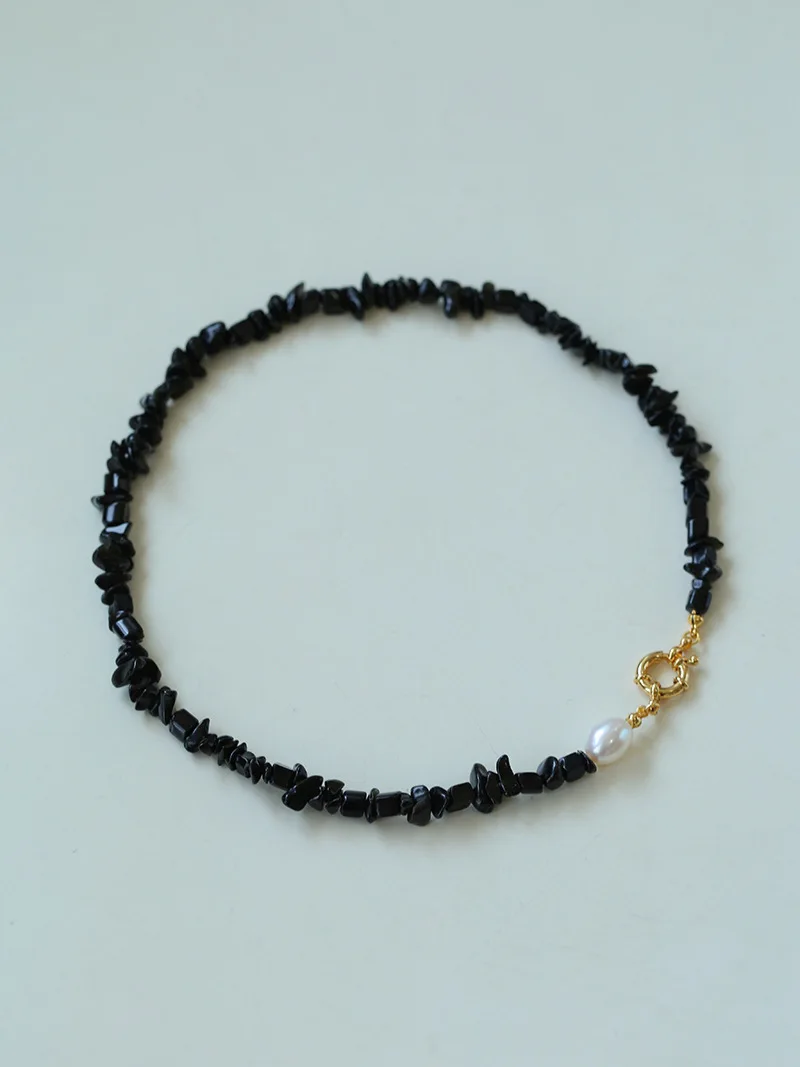 

Ins style black agate crushed stone pearl necklace, women's black and white color scheme, simple pearl collarbone chain