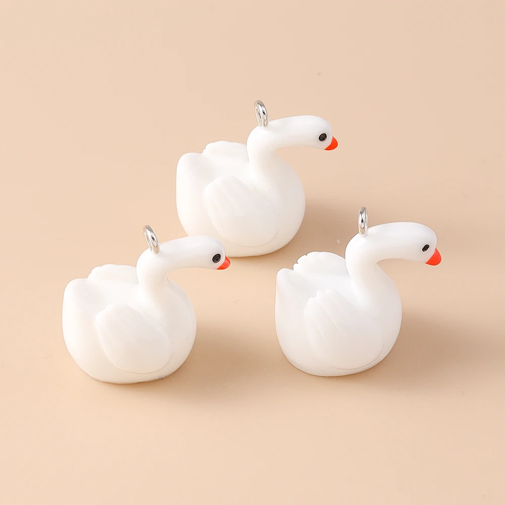 Leslie 10 Stück niedliche weiße Schwan-Anhänger aus Kunstharz für baumelnde Ohrringe, Schlüsselanhänger, Halsketten, Anhänger, DIY-Schmuckzubehör – Detail 4