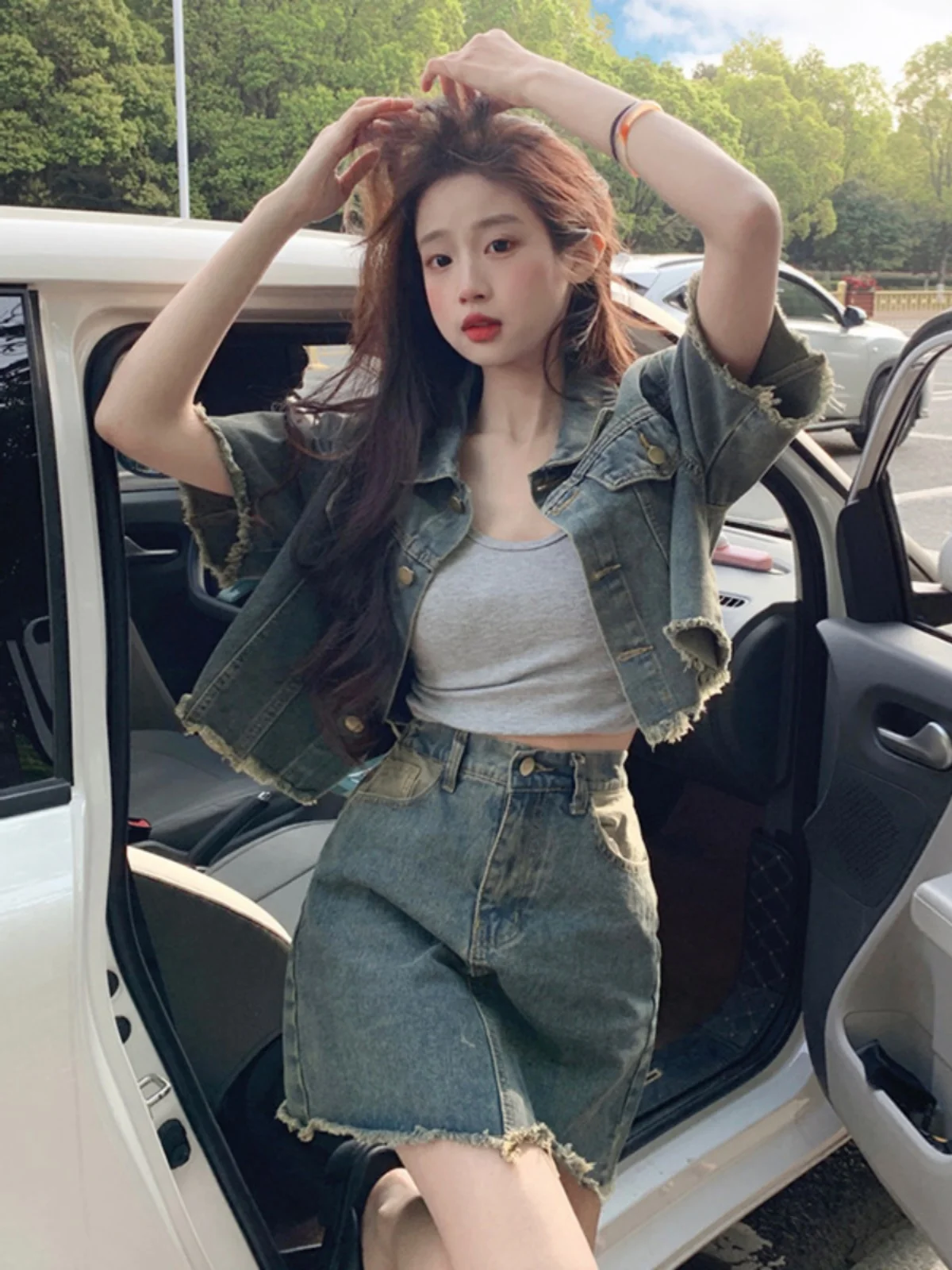 

Летний модный комплект в корейском стиле: юбка А-силуэта с высокой талией и джинсовая куртка с коротким рукавом для женщин, стильный и молодежный.