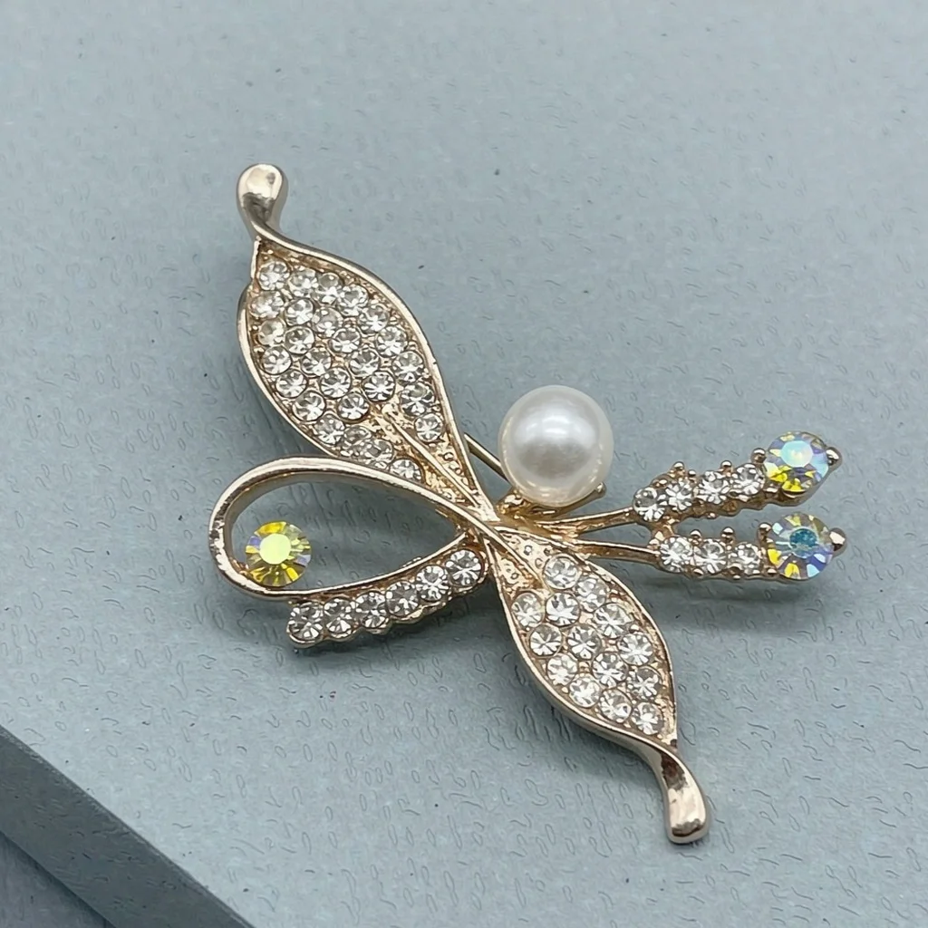 2026 Women's Suit Pin, Theme Brooch, Hidden Clasp, Shoe Badge, Simple Design Brooch, Unique Exquisite Brooch, French Style, Versatile Lapel Pin, Brooch, High-end Corsage, Decorative Pin, Metal Lapel Pin, Couple's High-Value Bow Tie Accessory, Metal Clasp, Wedding Guest Brooch