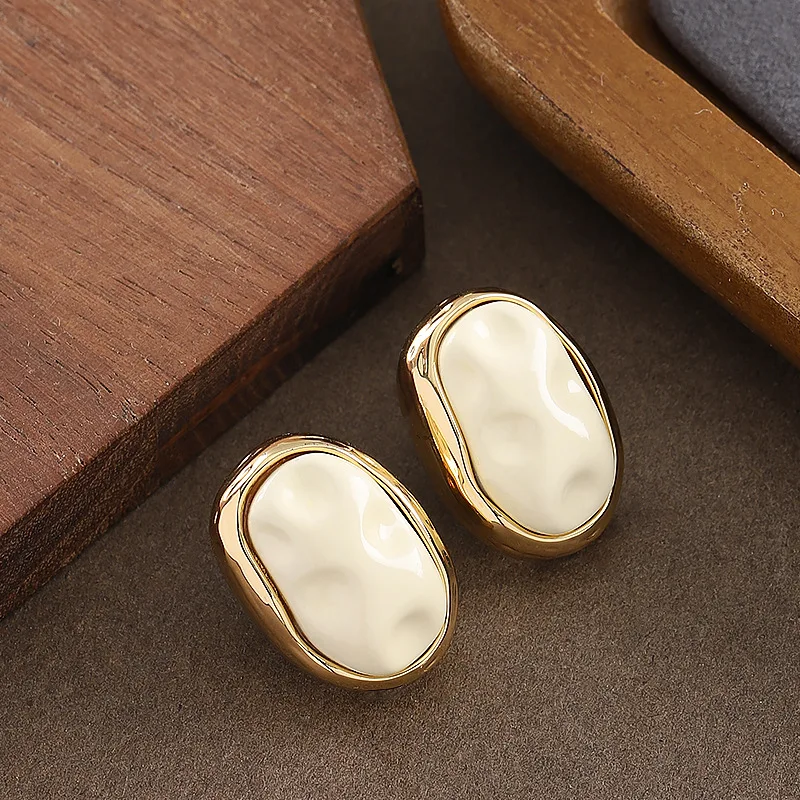 Fashionable, exquisite, simple, irregular pleated resin stud earrings, niche personality, high-end commuting earrings