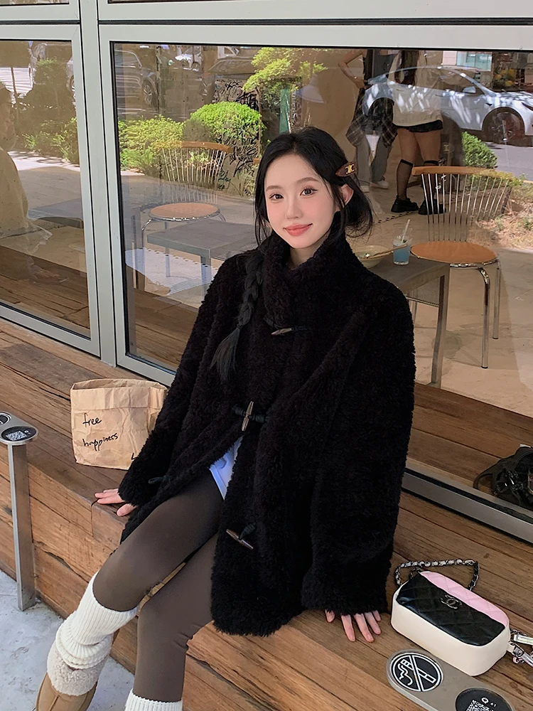 Jaqueta Feminina de Couro com Gola Alta e Botões, com Detalhes em Pele de Cordeiro e Veludo, Nova Coleção de Inverno, Confortável e Quente