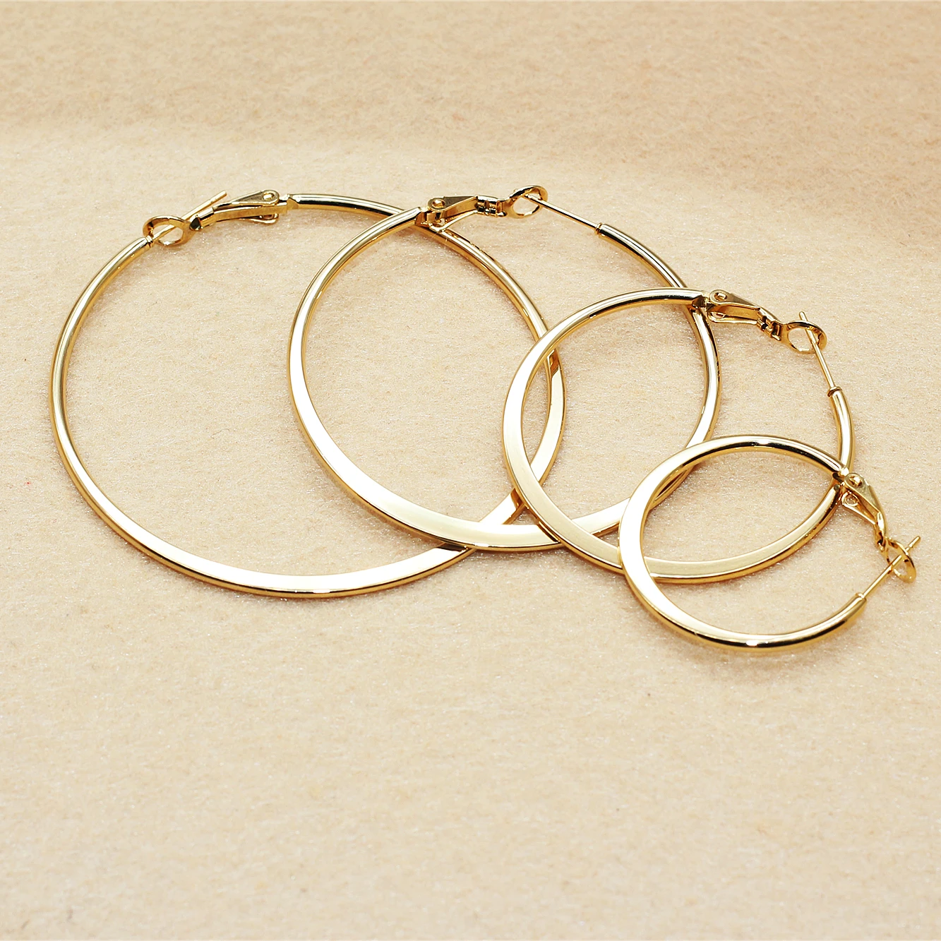 Herren Damen 30mm-60mm Goldfarbene Creolen Kreis 316L Edelstahl Ohrringe IP-Beschichtung Nicht Verblassend Allergiefrei – Detail 2
