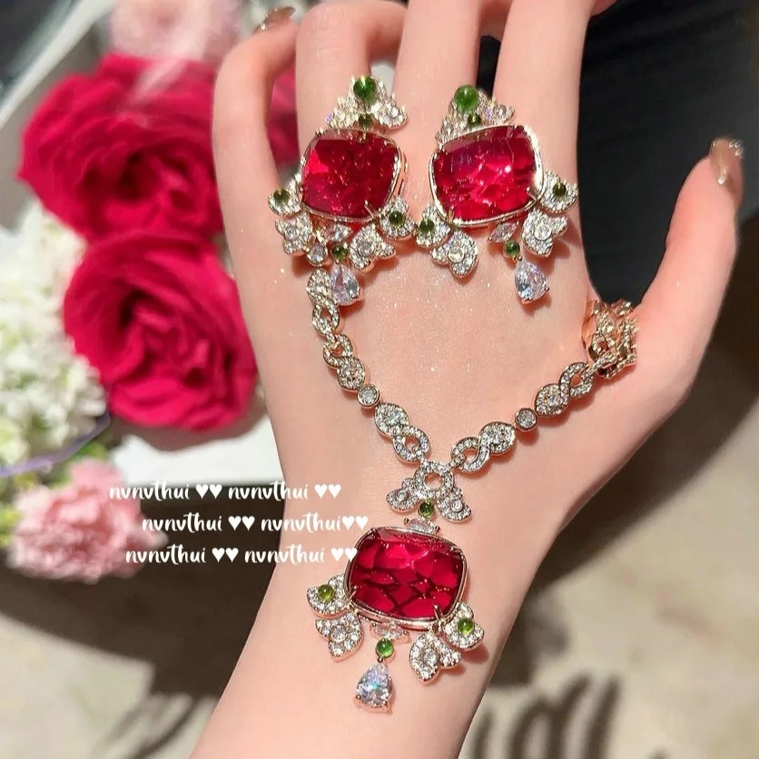 

Комплект из колье и серёг, из 18-каратного золота, с фианитом
