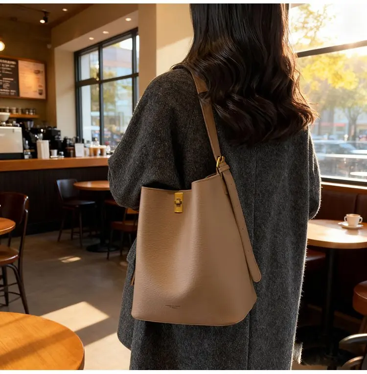 Minimalistische Kamelbraune Kunstleder-Bucket-Bag, genarbte Textur mit Schlossakzent, vielseitige Alltagstasche für Arbeit & Ausflüge – Detail 10