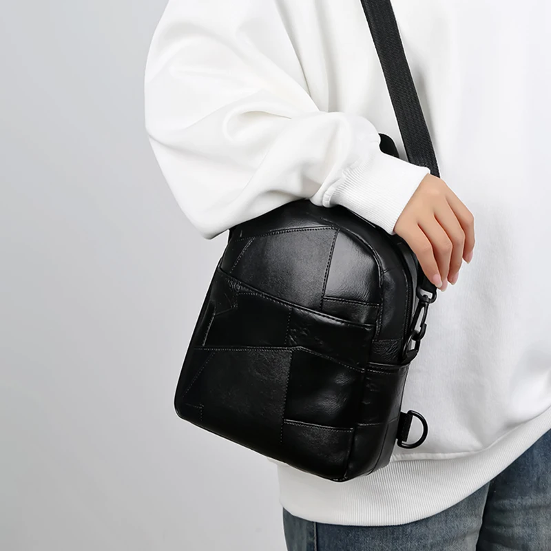 Zaini in materiale PU da uomo e da donna in stile neutro per viaggiare e fare shopping. Può essere indossato come una borsa a tracolla singola.
