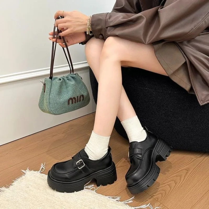 Damen Mary Jane Schuhe aus Lackleder mit Einzelner Metallschnalle, Runder Zehenbereich, Blockabsatz, Plateau, Gothic Schwarz, Freizeitschuhe – Detail 4