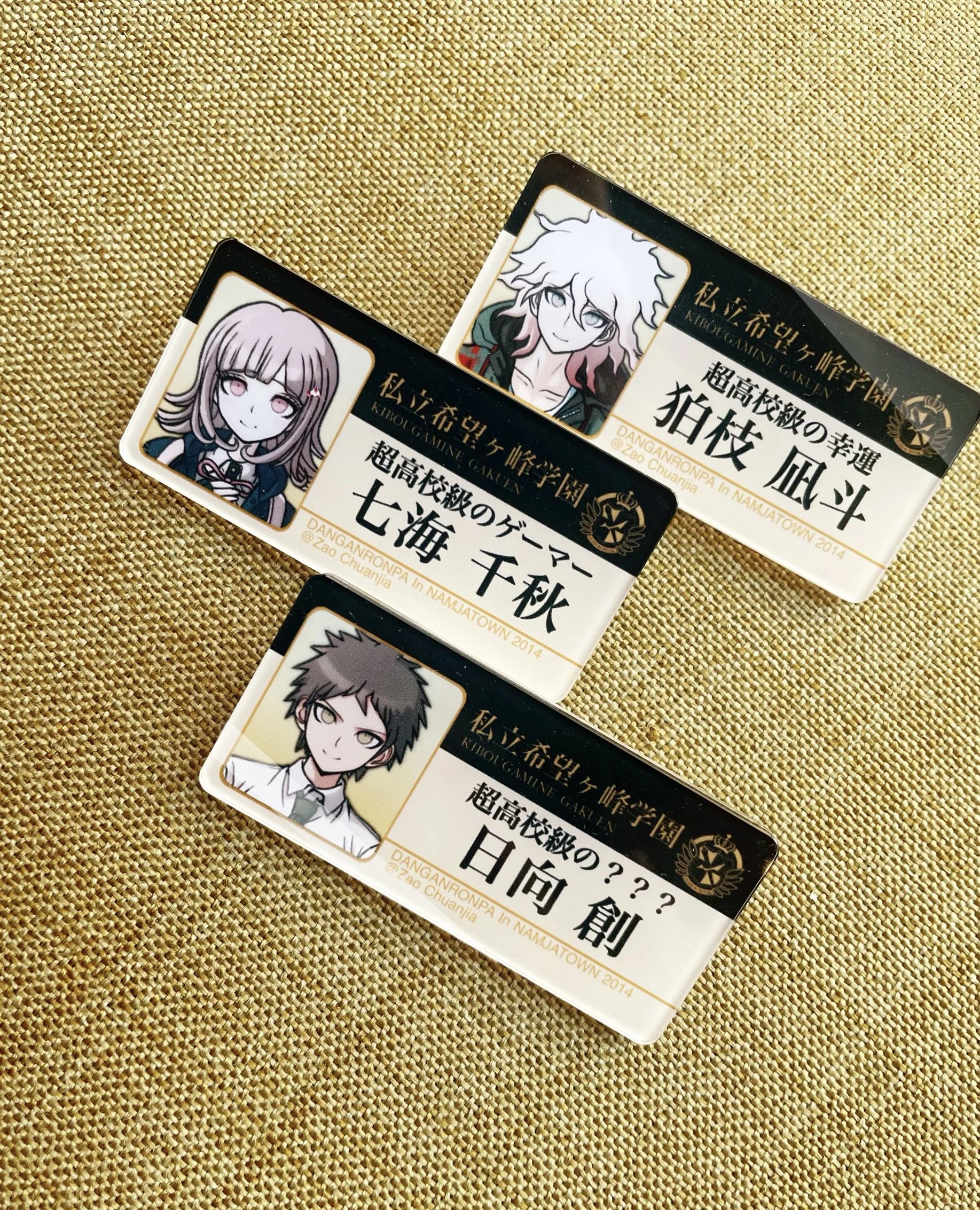 Broche de Cosplay de Anime Danganronpa Hinata Hajime Naegi Makoto Enoshima Junko, placa con nombre de pasador de pecho de dibujos animados, regalo ornamental de Navidad