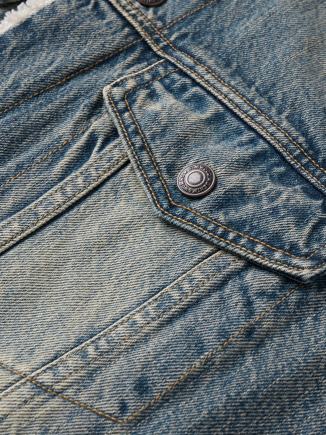 แจ็คเก็ตยีนส์ทรงทรัคเกอร์บุขนเชอร์ปา รุ่นใหม่ประจำฤดูหนาวปี 2025 จาก SIMWOOD สำหรับผู้ชาย น้ำหนัก 12.8 ออนซ์ ลุควินเทจแบบซักแล้ว ให้ความอบอุ่น มีไซส์ใหญ่พิเศษ