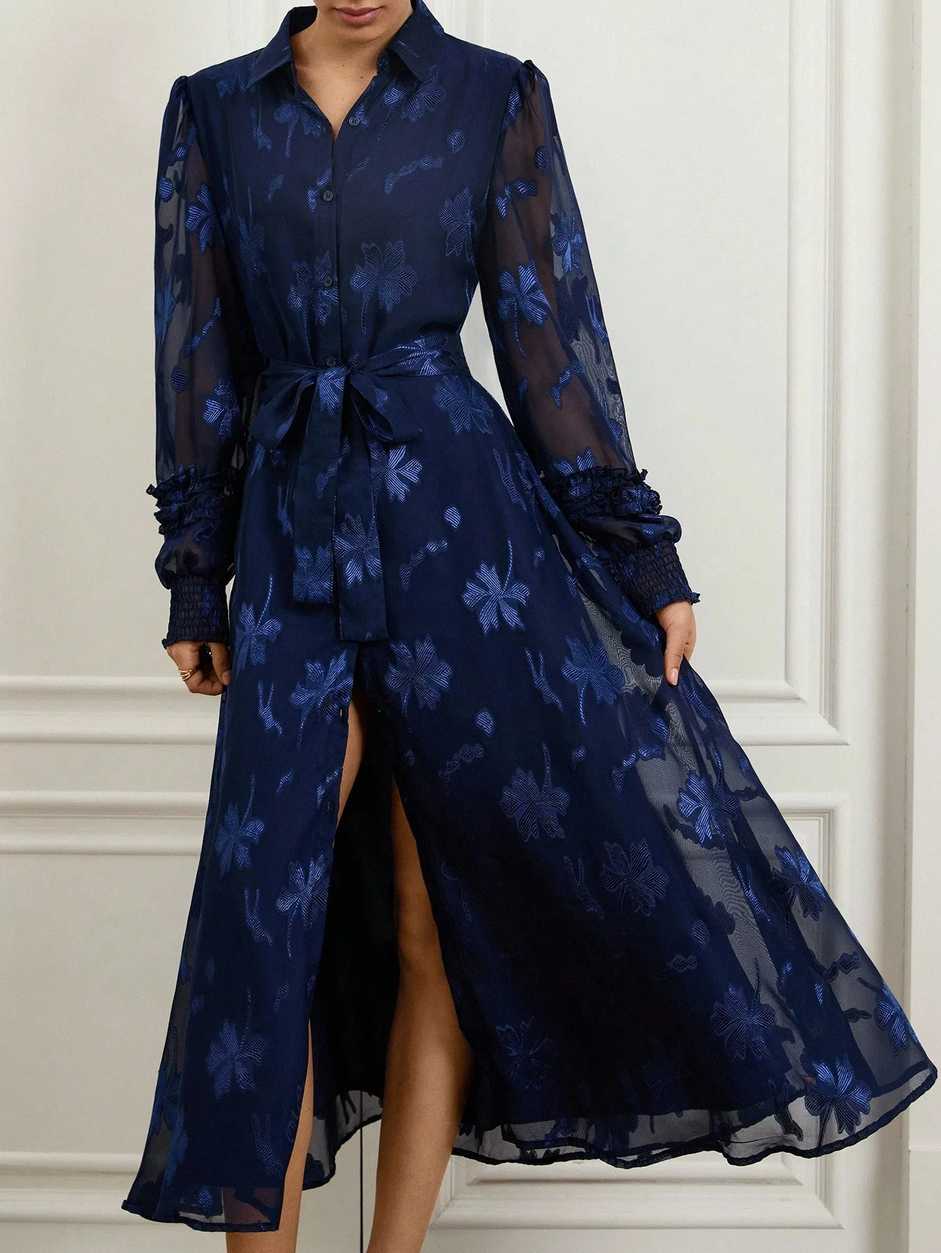 

Темно-синее платье-рубашка с цветочным принтом, пышными рукавами и завязкой на талии