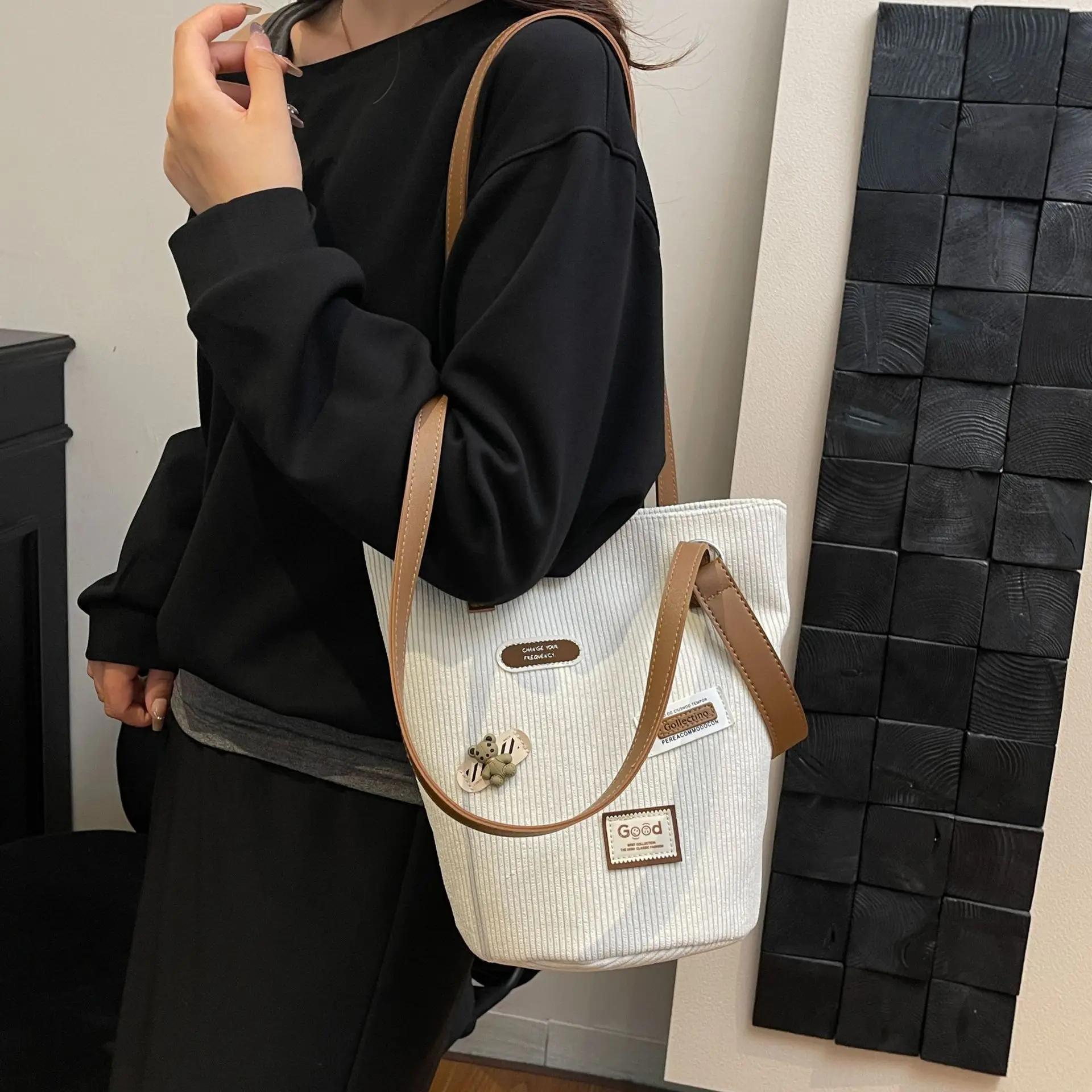 

Fashion Corduroy Shoulder Women's Bag Versatile Casual Messenger Bag Simple Premium Commuter Bucket Bag