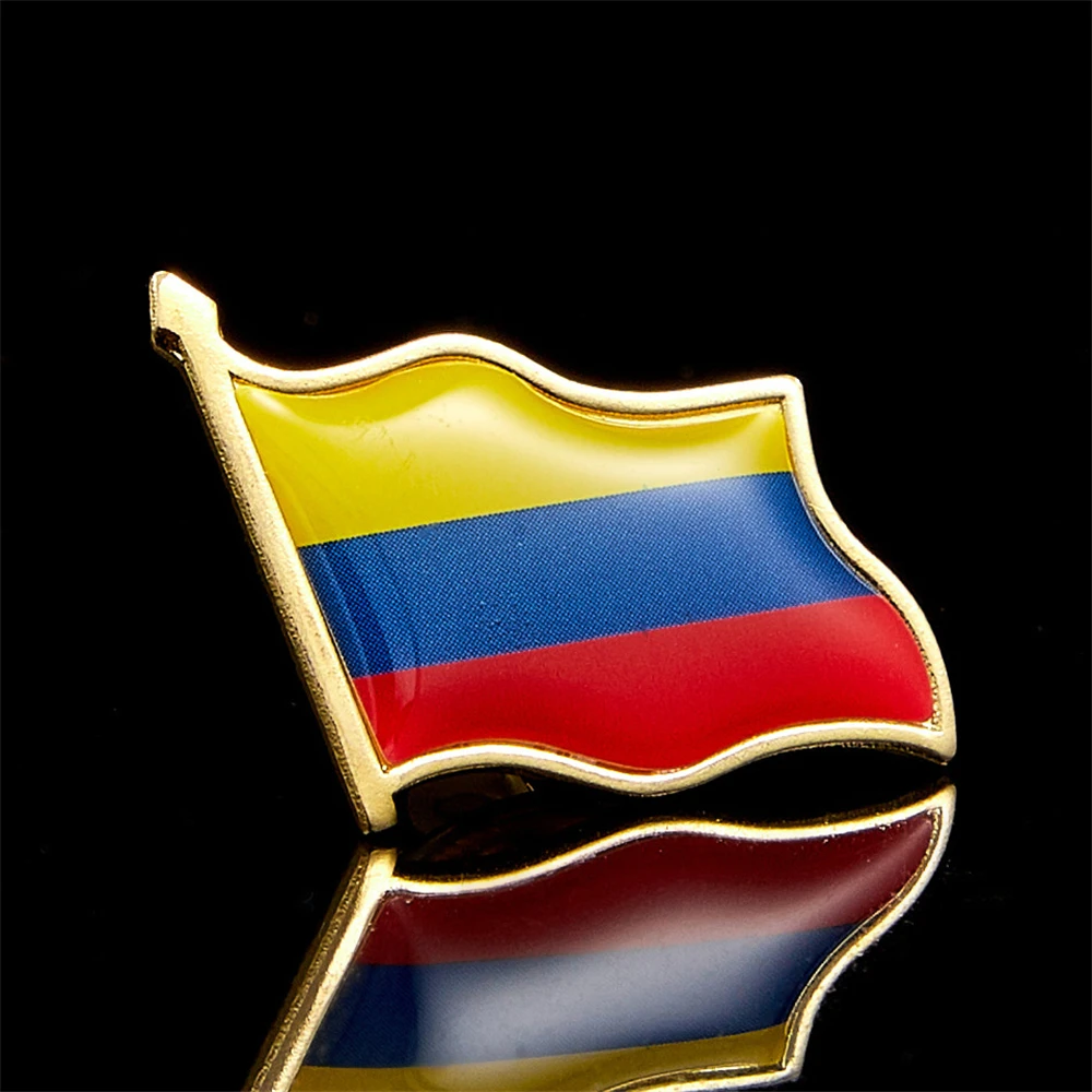 Colombia National Enamel Pin and Brooches Flag Lapel Pin Metal Waving Ornaments Brooch Decoration