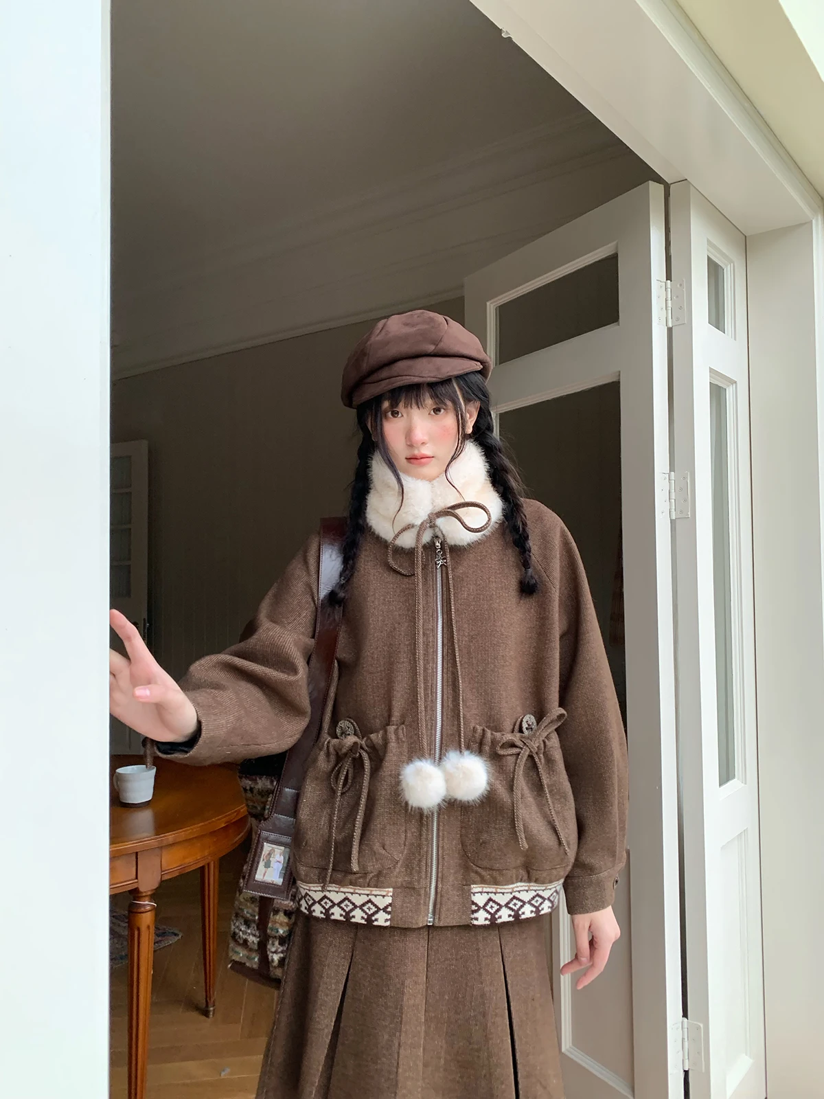 

Ретро-комплект для женщин: коричневая куртка с меховым воротником и короткая юбка. Элегантный, стильный дизайн, высококачественный полиэстер, застежка-молния.
