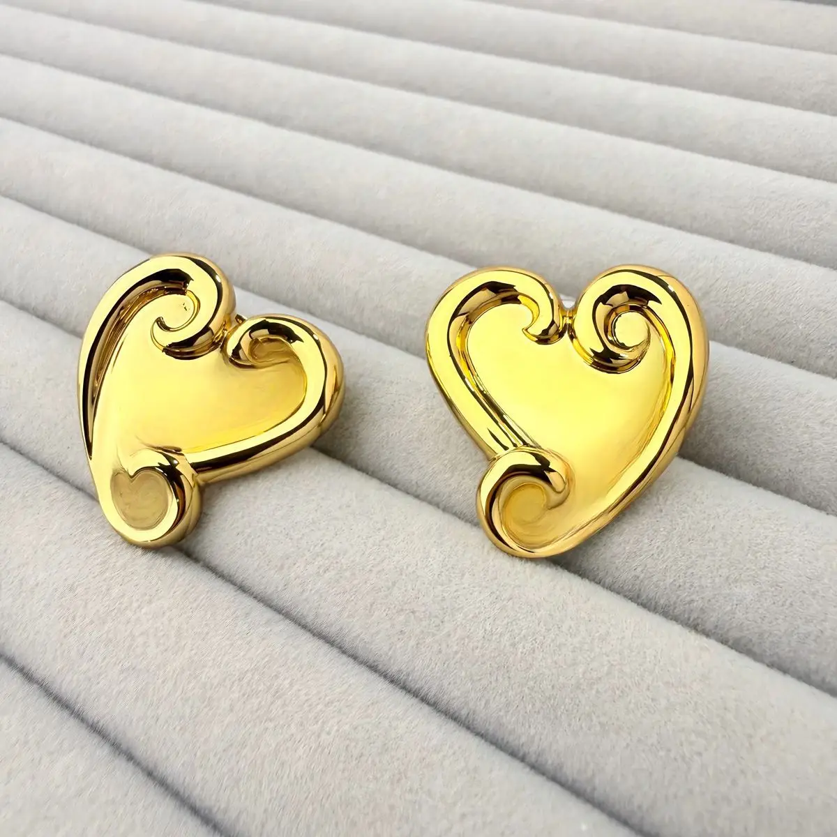 Os Minimalist Glossy Gold-plated Heart Earrings, Swirl Rolled Edge 3D Solid Heart Studs Earrings, Daily Ear Jewelry for Her