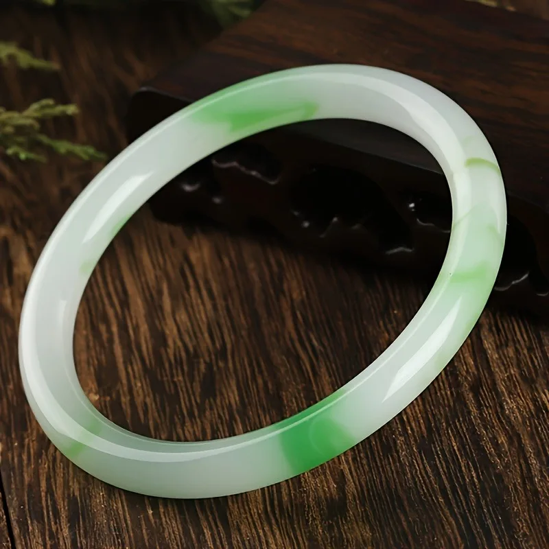 

Элегантный модный аксессуар: нефритовый браслет, подходящий для повседневного ношения и в качестве украшения.