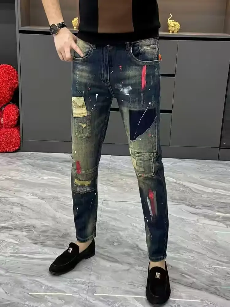 

Джинсы для мужчин, рваные мужские прямые брюки для похудения, модные брюки в стиле хип-хоп с принтом значков, мужские брюки