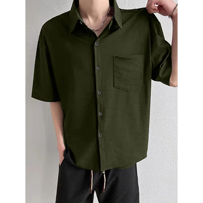 

Летний, легкий и освежающий, литературный минималистичный стиль, мужская рубашка с короткими рукавами, легкий, с драпировкой.